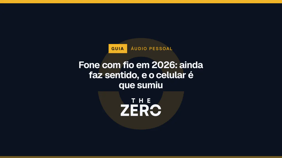 Cartaz editorial do The Zero em azul-marinho, com a marca da casa e faixa âmbar de Áudio pessoal, para o guia sobre Fone com fio em 2026.