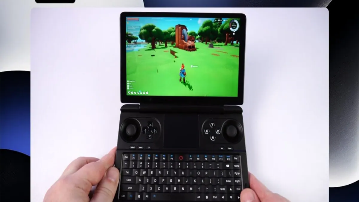 GPD Win Mini 2025 aberto, com a tela de 7 polegadas e o teclado entre os controles.
