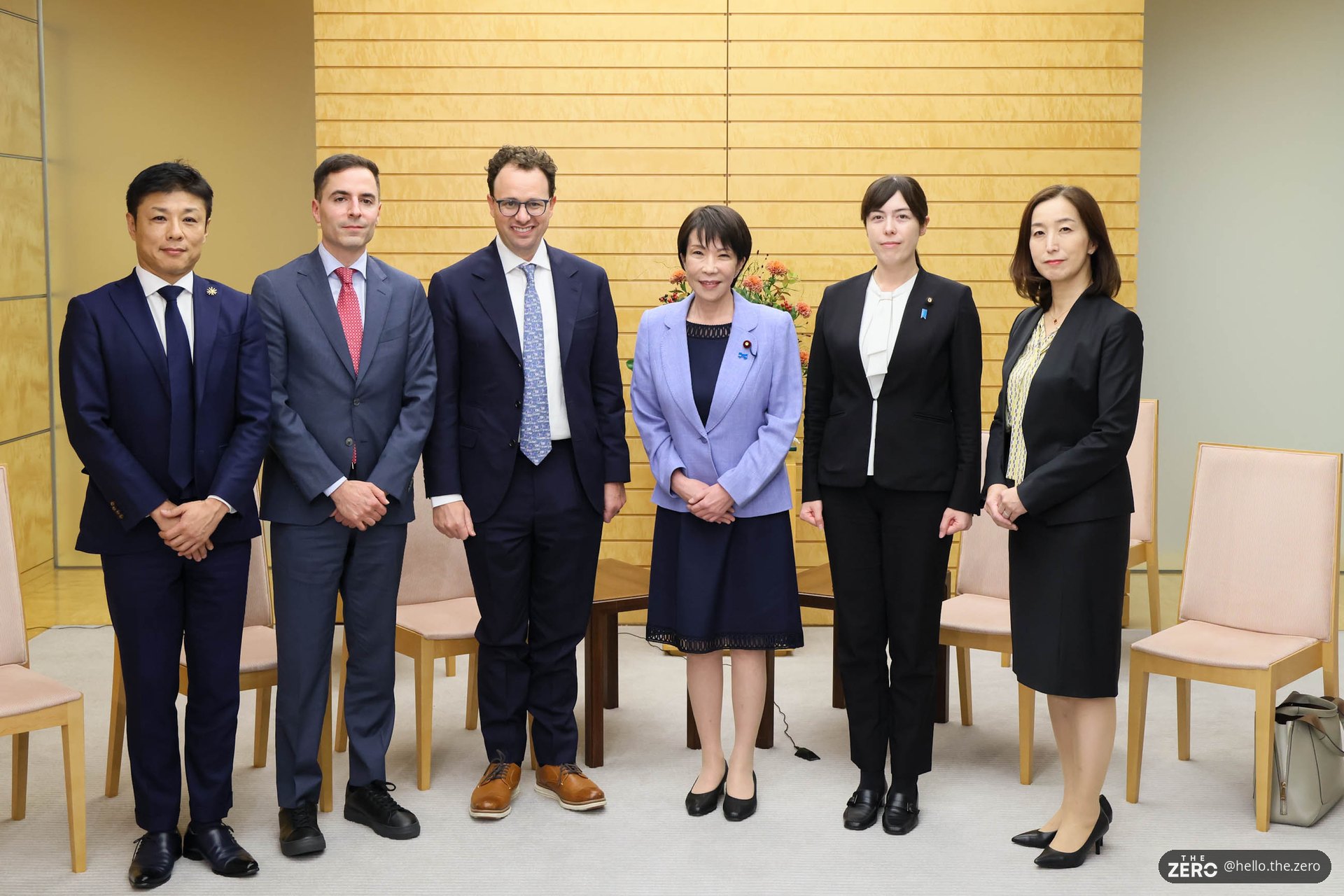 Dario Amodei e Sanae Takaichi apertam as mãos no gabinete da primeira-ministra, em Tóquio
