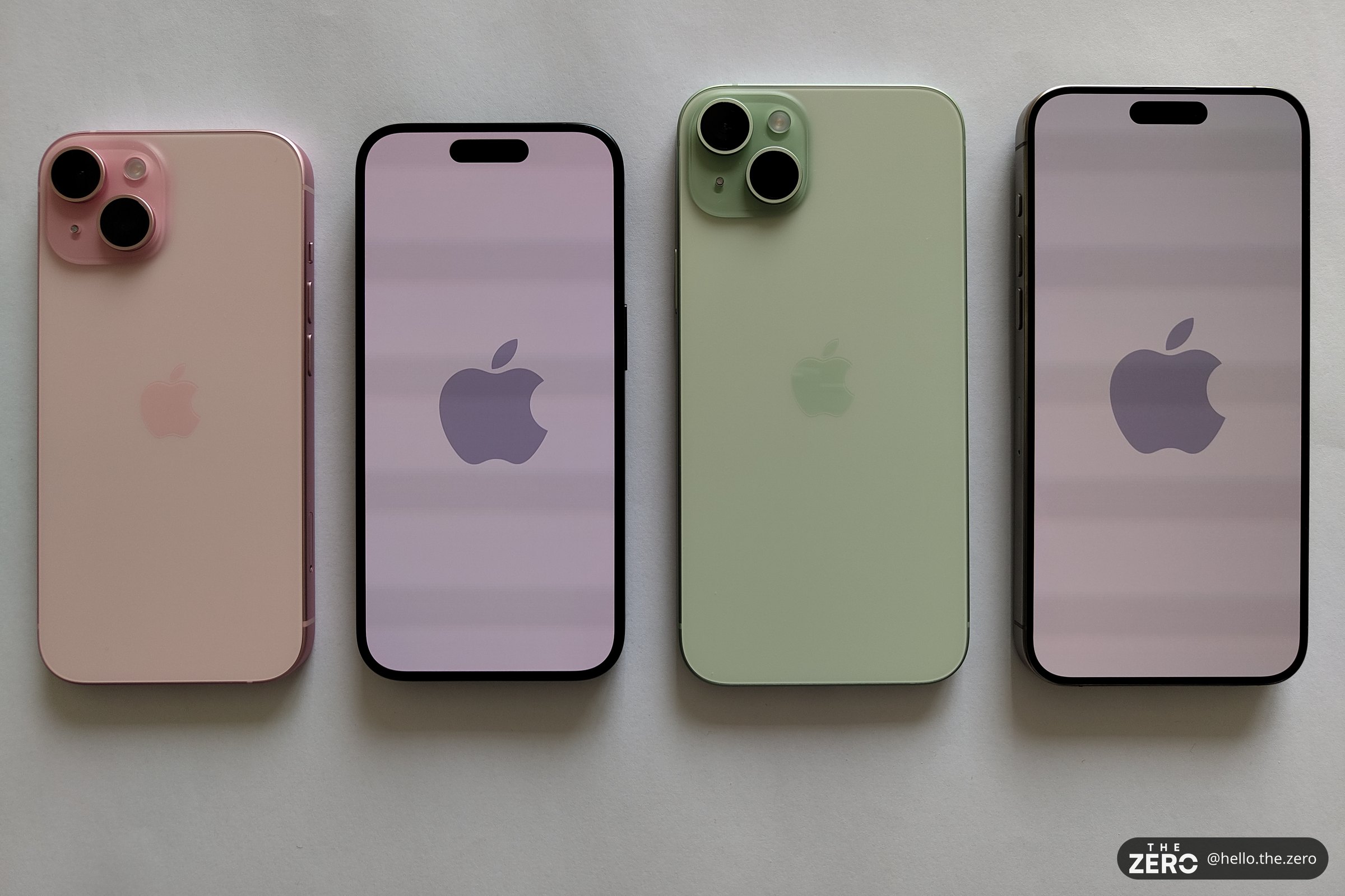 iPhone 15 preto sobre uma mesa de madeira, visto de cima pela traseira, com o logotipo da Apple e o módulo de câmera dupla