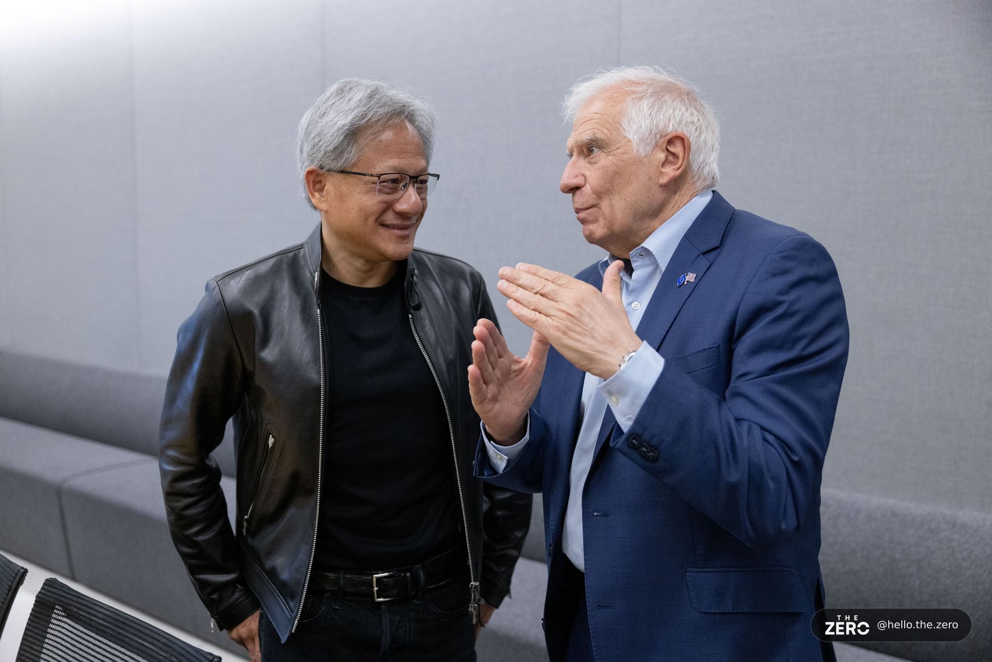 Jensen Huang, de jaqueta de couro preta, conversa com Josep Borrell, de terno azul, no saguão da sede da Nvidia