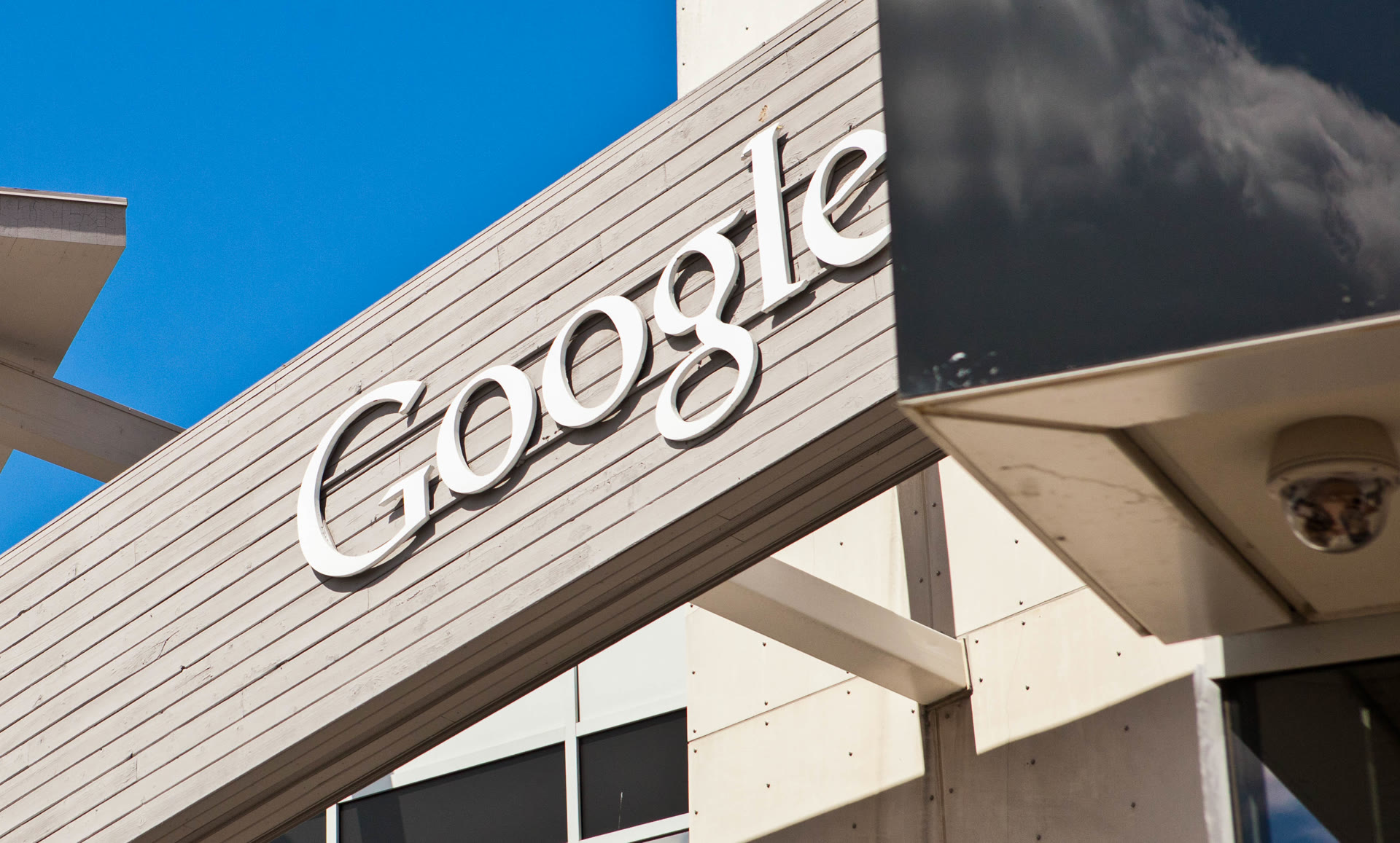 Letreiro colorido do Google na sede da empresa em Mountain View, Califórnia