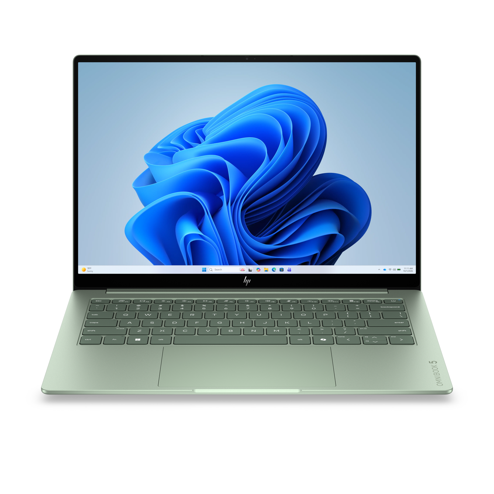 Notebook HP OmniBook 5 verde-claro aberto sobre fundo branco, visto de frente em perspectiva levemente inclinada. A tela exibe o papel de parede padrão azul em espiral do Windows 11 com barra de tarefas na borda inferior. O teclado no chassi tem teclas verdes no mesmo tom do apoio de pulso, touchpad amplo centralizado e a inscrição OMNIBOOK 5 gravada na quina direita inferior.