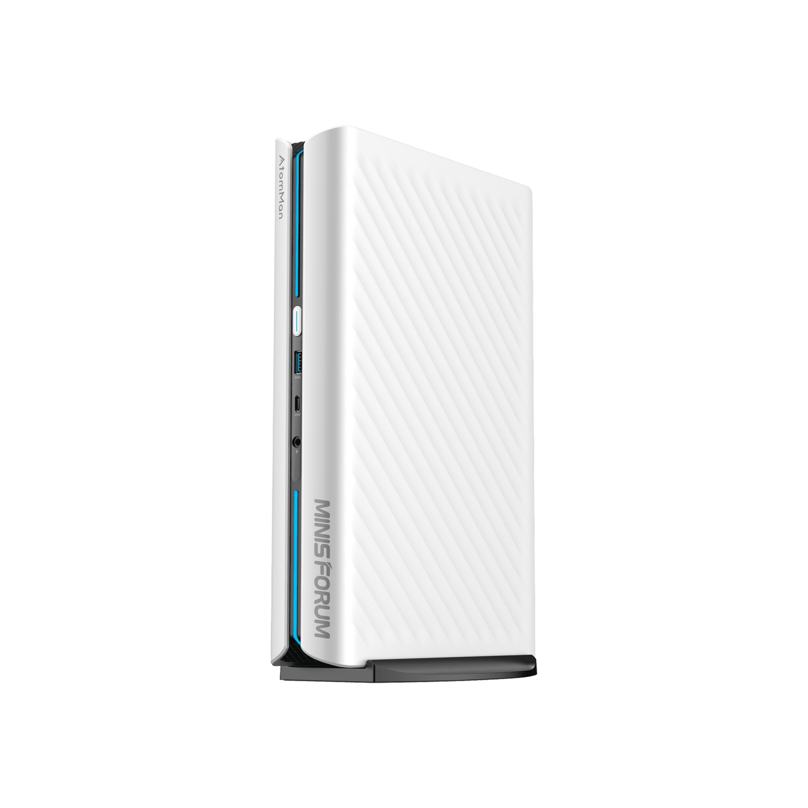 Mini computador de mesa vertical branco sobre suporte preto, com painel lateral em relevo diagonal, faixa iluminada em azul na borda frontal e portas USB, USB-C e áudio visíveis